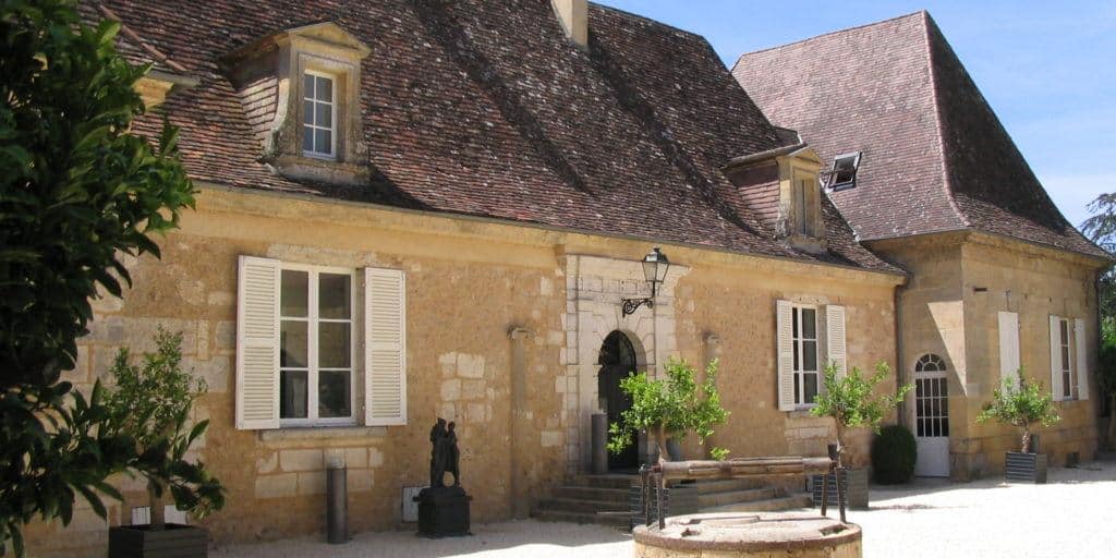 entrance Hotel Chateau les Merles Dordogne