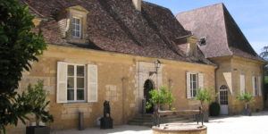 entrance Hotel Chateau les Merles Dordogne