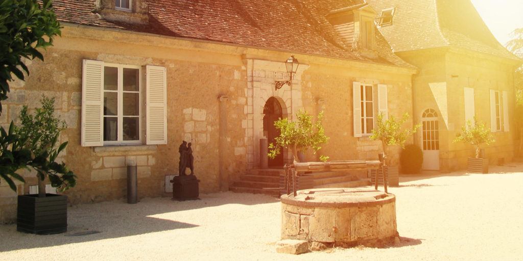 entrance hotel chateau les merles dordogne