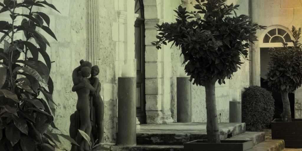 binnenplaats hotel les merles